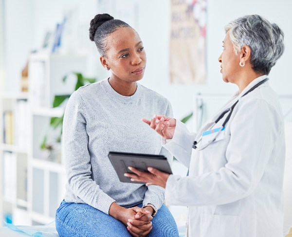Doctor-talking-with-patient-about-cancer-screening